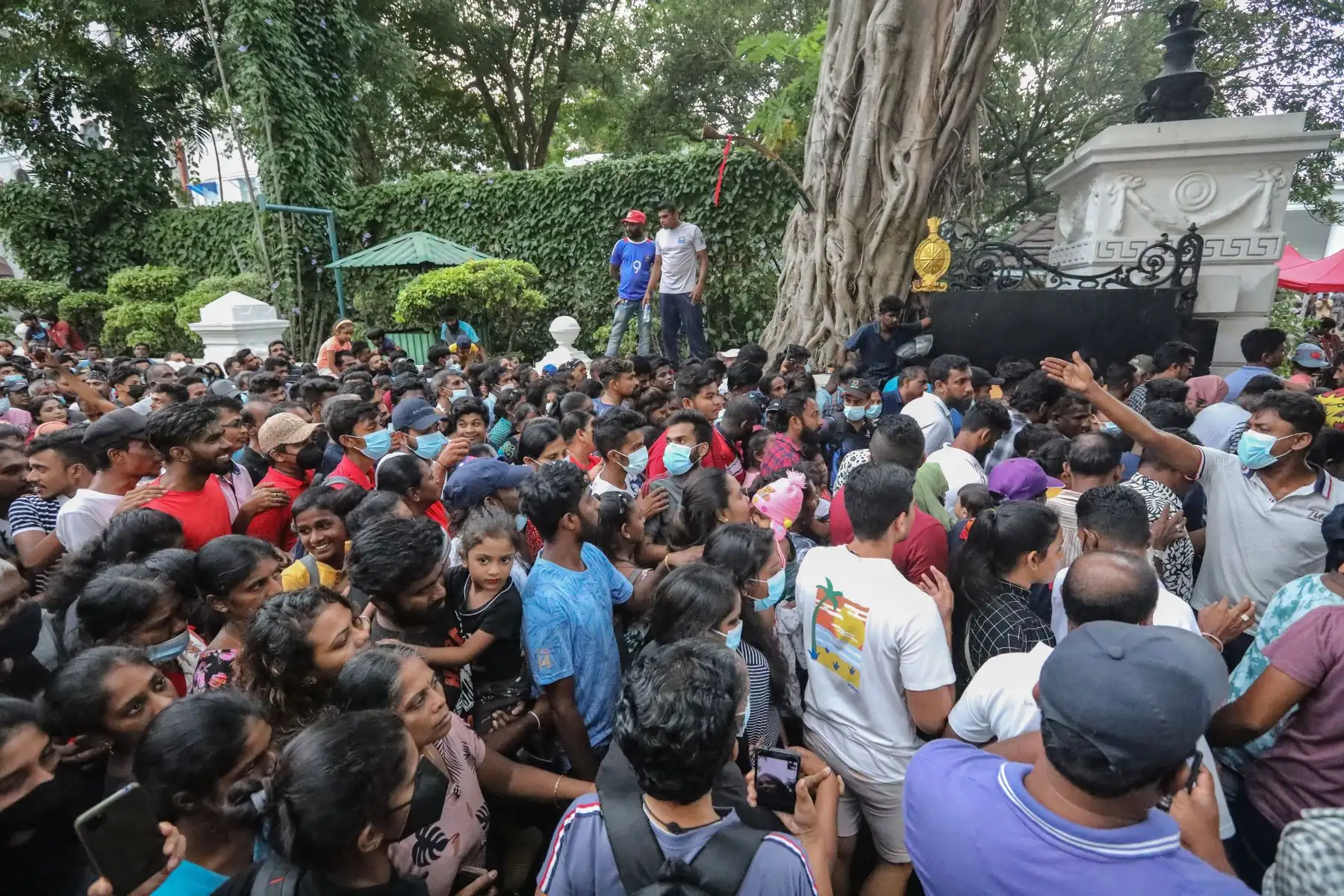Las multitudes acuden en masa al palacio del presidente en Colombo, Sri Lanka,  un día después de que las residencias oficiales fueran asaltadas.
Foto: EFE