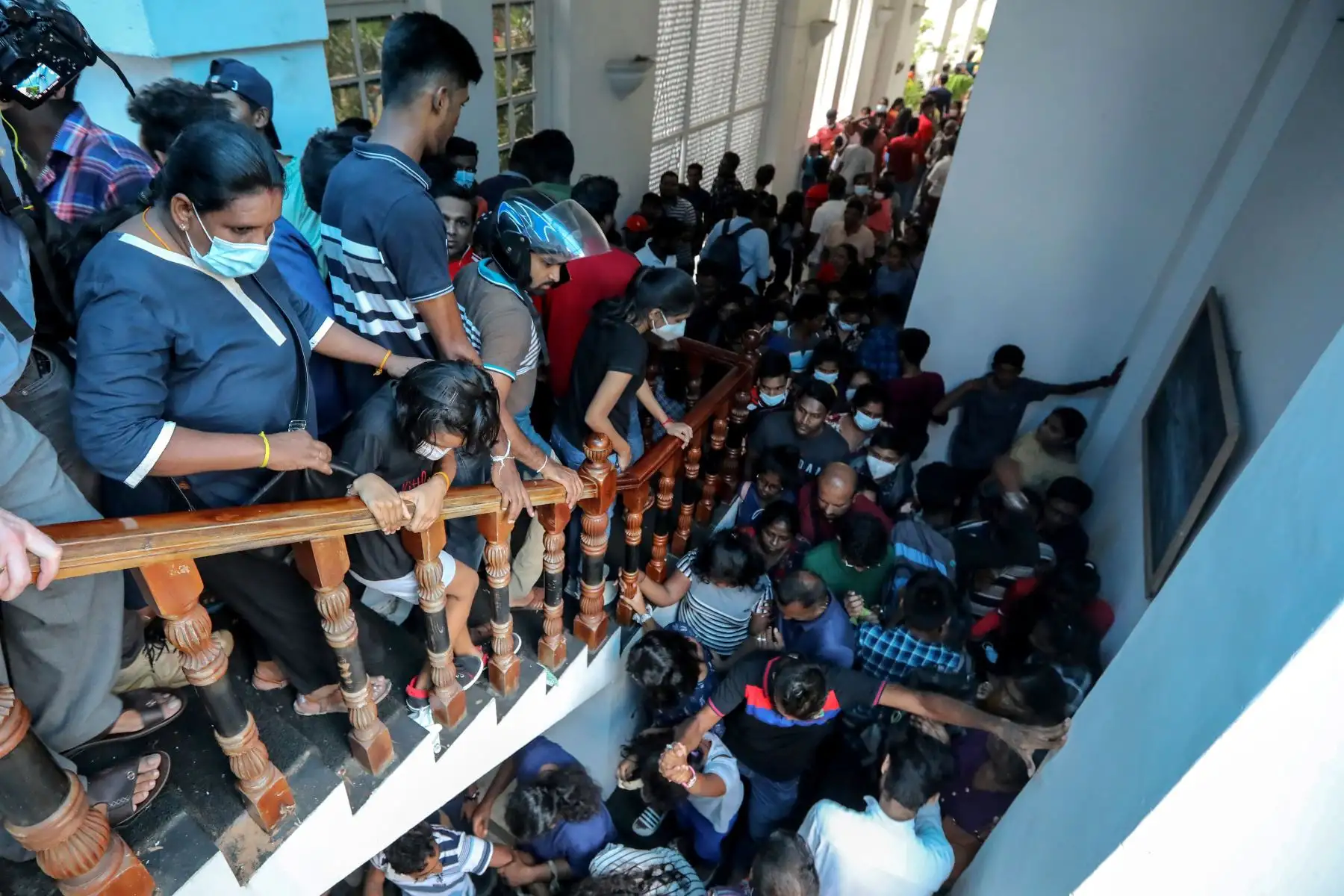 Las multitudes acuden en masa  al palacio del presidente en Colombo, Sri Lanka, , un día después de que las residencias oficiales fueran asaltadas. 
Foto: EFE