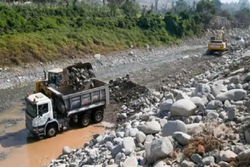 se busca proteger a los cerca de 7,470 habitantes asentados en las zonas aledañas a las riberas de ambos márgenes del río, quienes se encontraban vulnerables a desbordes e inundaciones durante la temporada de lluvias.