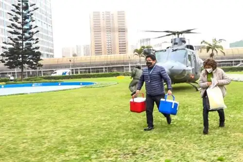 Aterrizó en el Hospital Edgardo Rebagliati el helicóptero de Aviación Naval junto con los médicos especialistas y los órganos donados (corazón y pulmones) desde Arequipa para pacientes del INCOR y el Hospital Almenara.
Foto: EsSalud