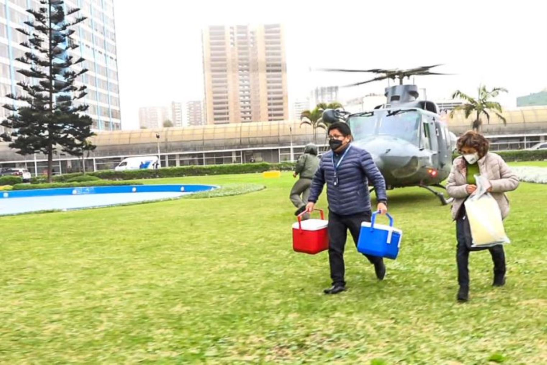 Aterrizó en el Hospital Edgardo Rebagliati el helicóptero de Aviación Naval junto con los médicos especialistas y los órganos donados (corazón y pulmones) desde Arequipa para pacientes del INCOR y el Hospital Almenara.
Foto: EsSalud