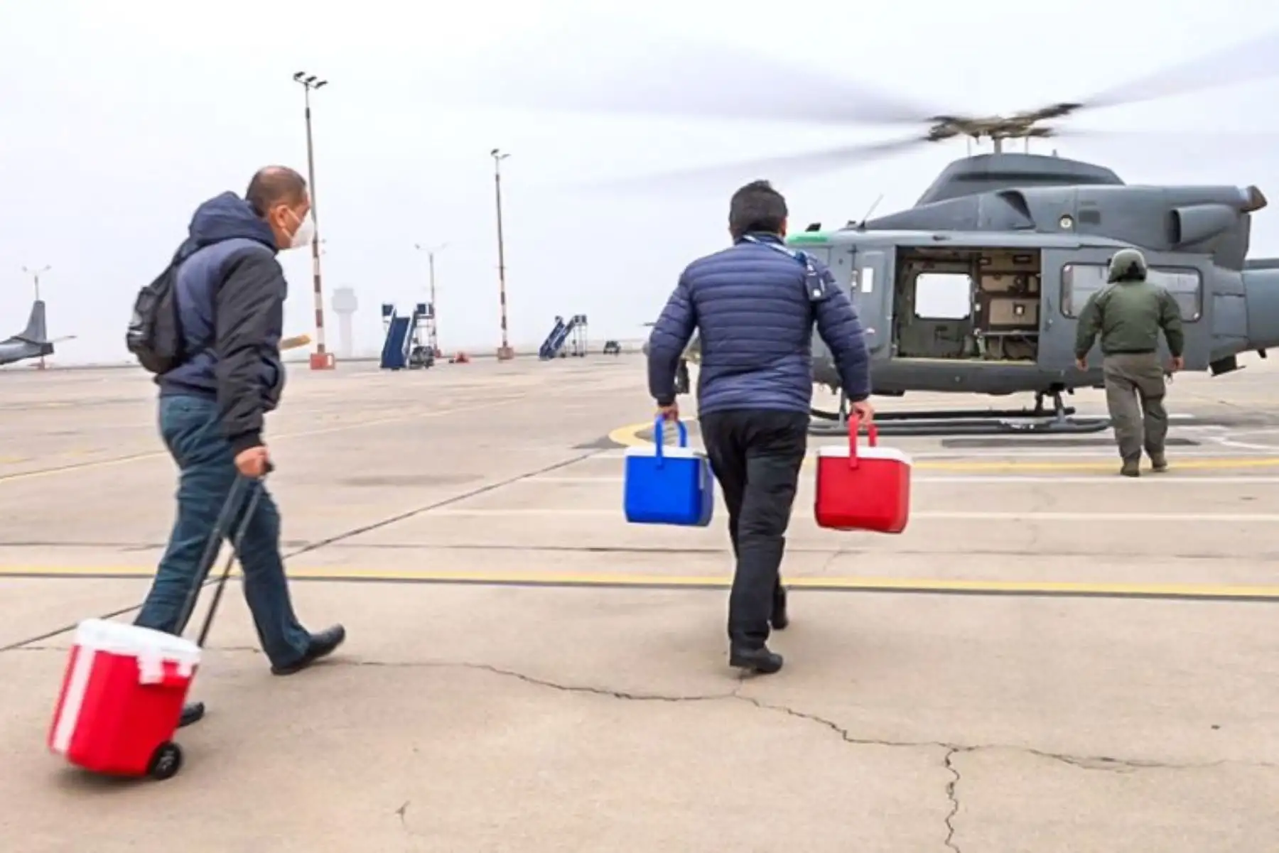 Aterrizó en el Hospital Edgardo Rebagliati el helicóptero de Aviación Naval junto con los médicos especialistas y los órganos donados (corazón y pulmones) desde Arequipa para pacientes del INCOR y el Hospital Almenara.
Foto: EsSalud