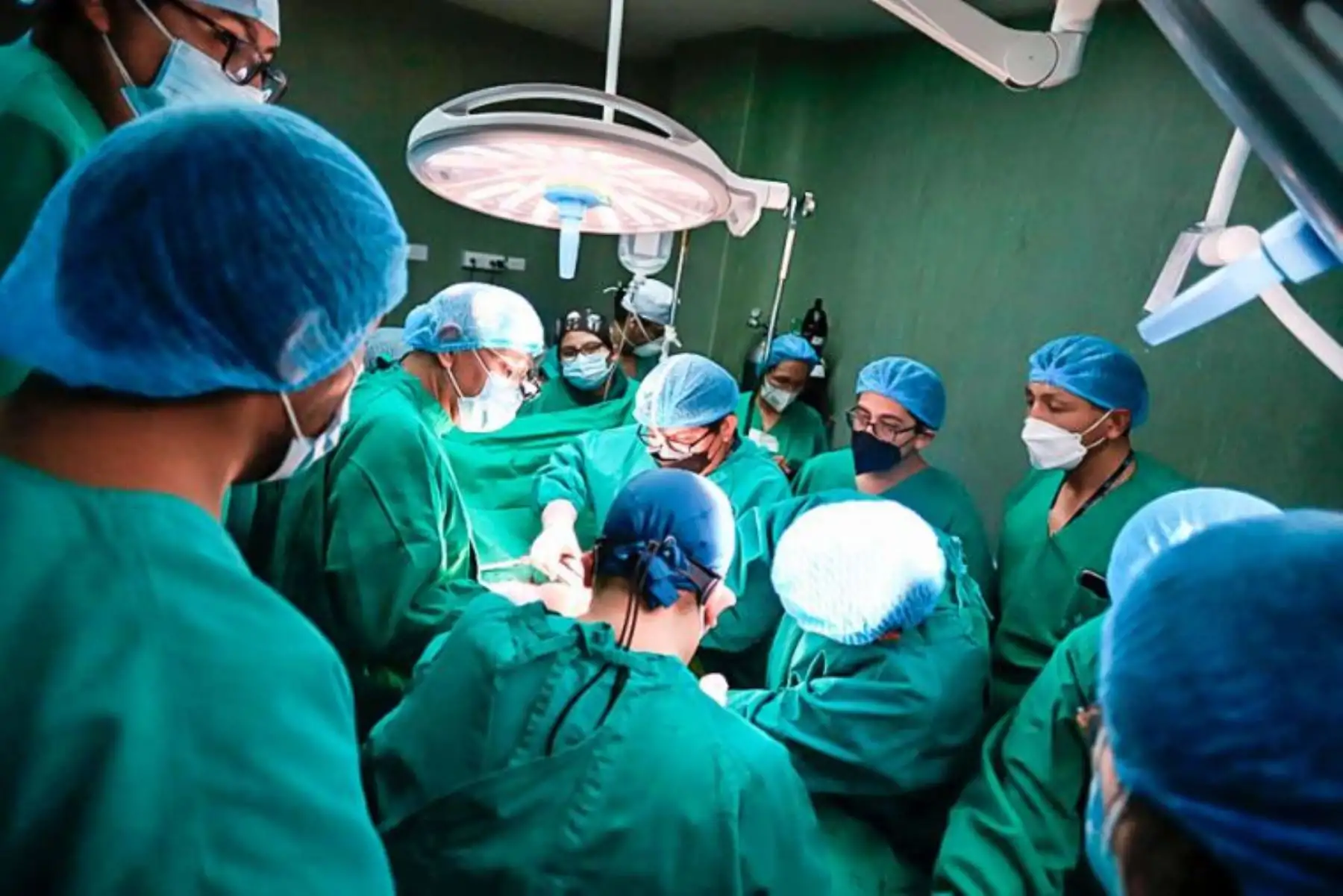Aterrizó en el Hospital Edgardo Rebagliati el helicóptero de Aviación Naval junto con los médicos especialistas y los órganos donados (corazón y pulmones) desde Arequipa para pacientes del INCOR y el Hospital Almenara.
Foto: EsSalud
