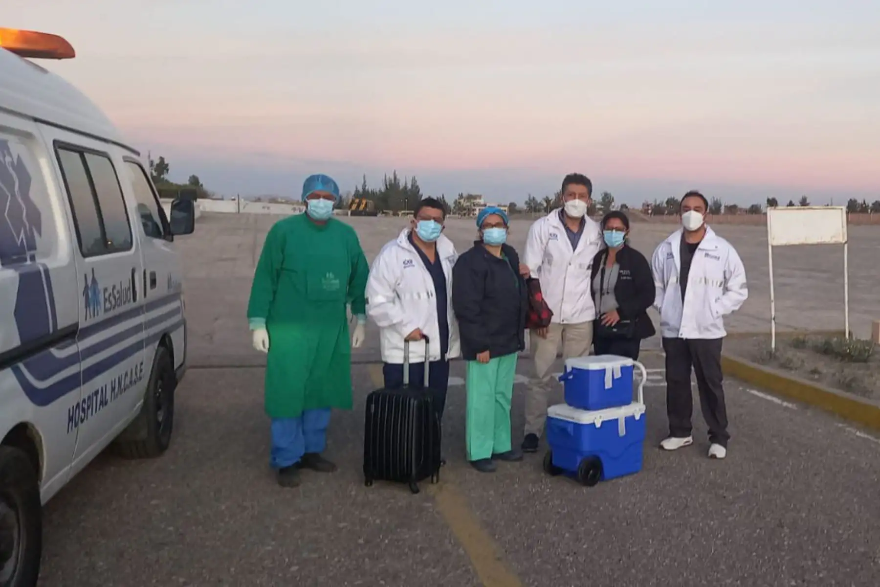 Aterrizó en el Hospital Edgardo Rebagliati el helicóptero de Aviación Naval junto con los médicos especialistas y los órganos donados (corazón y pulmones) desde Arequipa para pacientes del INCOR y el Hospital Almenara.
Foto: EsSalud