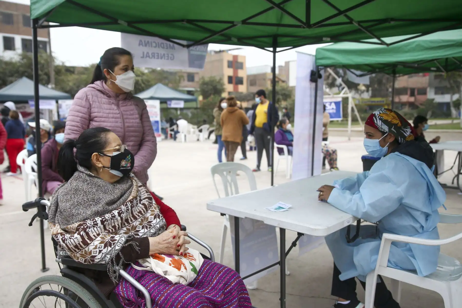 El Ministerio de Salud continua con la campaña de vacunación contra el covid-19 y la influenza en diversos puntos de Lima y Callao. En la imagen, campaña de vacunación  en el Parque Mariategui de Los Olivos.
Foto: ANDINA/Carla Patiño Ramírez