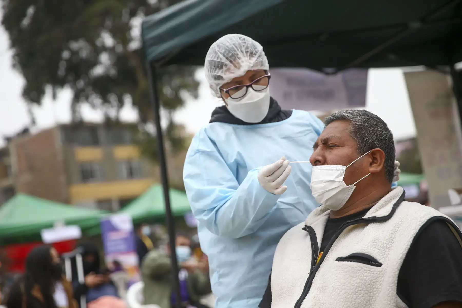 El Ministerio de Salud continua con la campaña de vacunación contra el covid-19 y la influenza en diversos puntos de Lima y Callao. En la imagen, campaña de vacunación  en el Parque Mariategui de Los Olivos.
Foto: ANDINA/Carla Patiño Ramírez