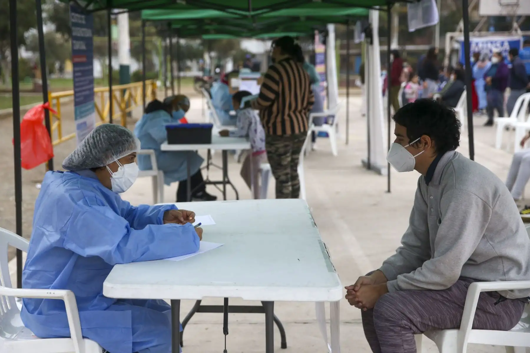 El Ministerio de Salud continua con la campaña de vacunación contra el covid-19 y la influenza en diversos puntos de Lima y Callao. En la imagen, campaña de vacunación  en el Parque Mariategui de Los Olivos.
Foto: ANDINA/Carla Patiño Ramírez
