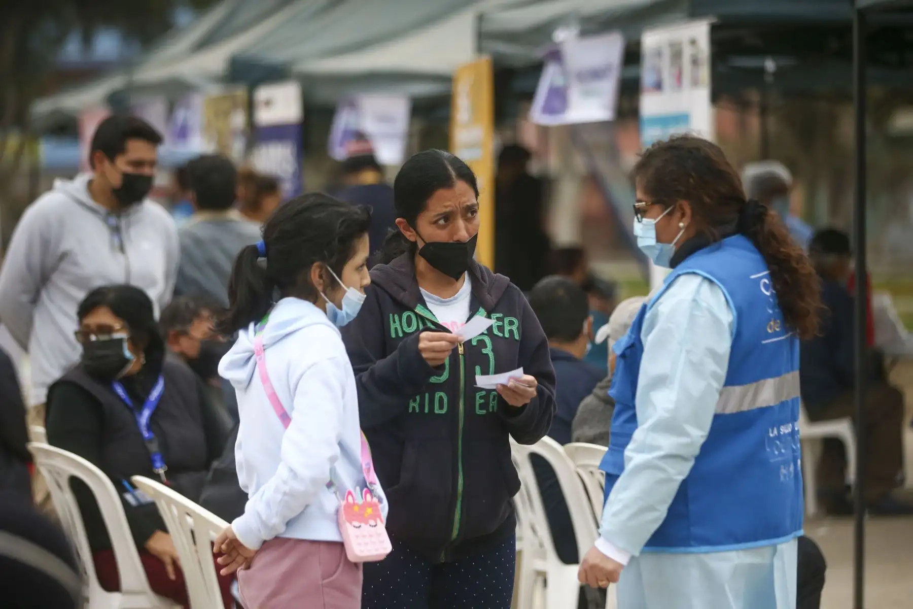 El Ministerio de Salud continua con la campaña de vacunación contra el covid-19 y la influenza en diversos puntos de Lima y Callao. En la imagen, campaña de vacunación  en el Parque Mariategui de Los Olivos.
Foto: ANDINA/Carla Patiño Ramírez
