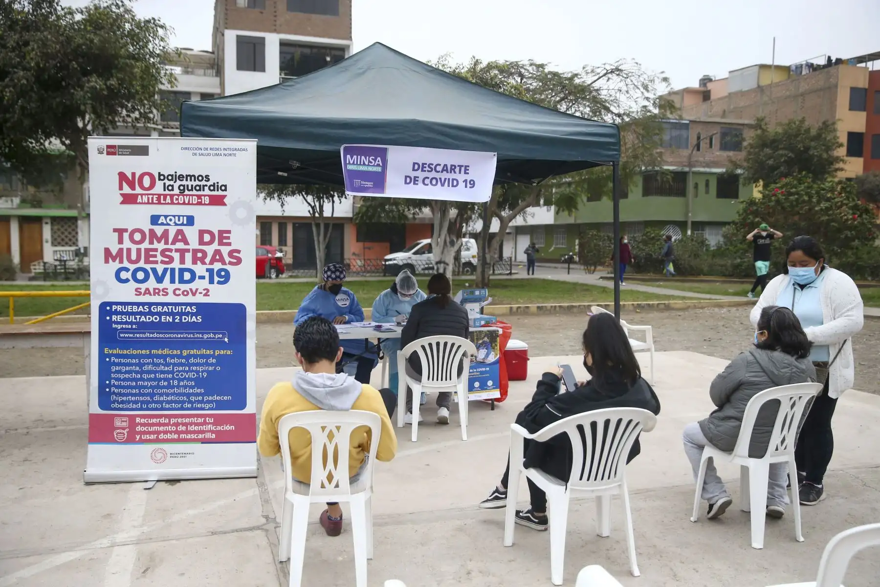 El Ministerio de Salud continua con la campaña de vacunación contra el covid-19 y la influenza en diversos puntos de Lima y Callao. En la imagen, campaña de vacunación  en el Parque Mariategui de Los Olivos.
Foto: ANDINA/Carla Patiño Ramírez