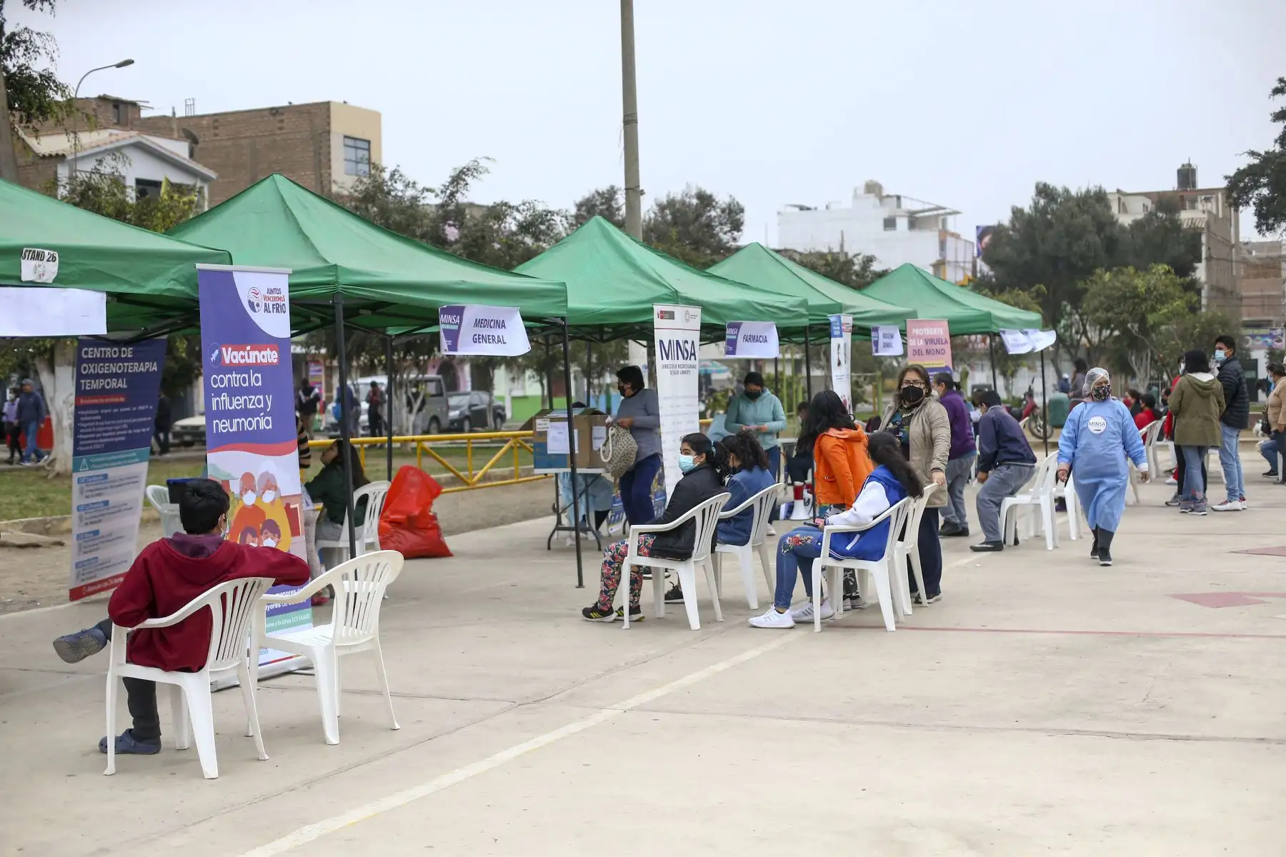 El Ministerio de Salud continua con la campaña de vacunación contra el covid-19 y la influenza en diversos puntos de Lima y Callao. En la imagen, campaña de vacunación  en el Parque Mariategui de Los Olivos.
Foto: ANDINA/Carla Patiño Ramírez
