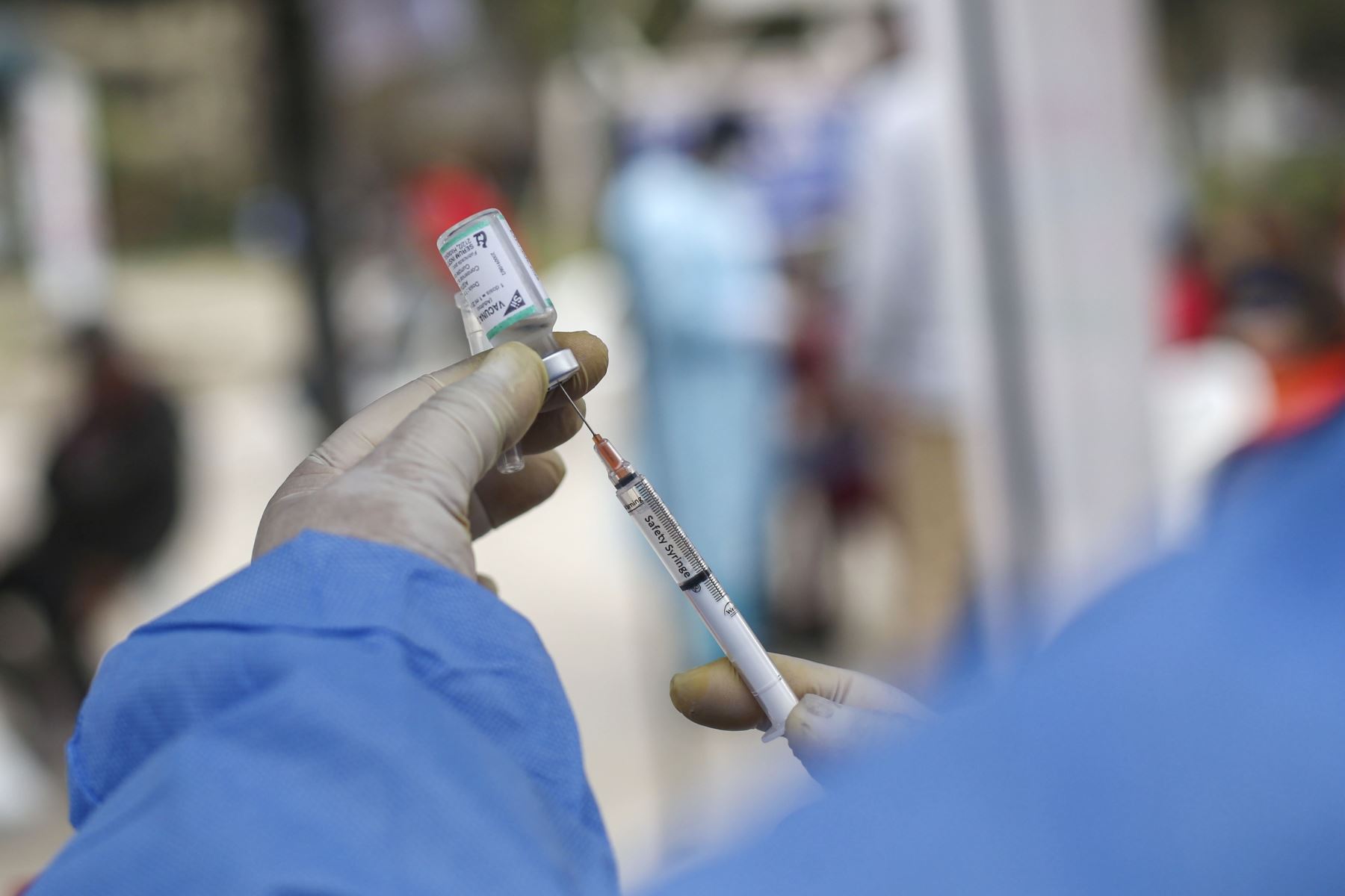 El Ministerio de Salud continua con la campaña de vacunación contra el covid-19 y la influenza en diversos puntos de Lima y Callao. En la imagen, campaña de vacunación  en el Parque Mariategui de Los Olivos.
Foto: ANDINA/Carla Patiño Ramírez
