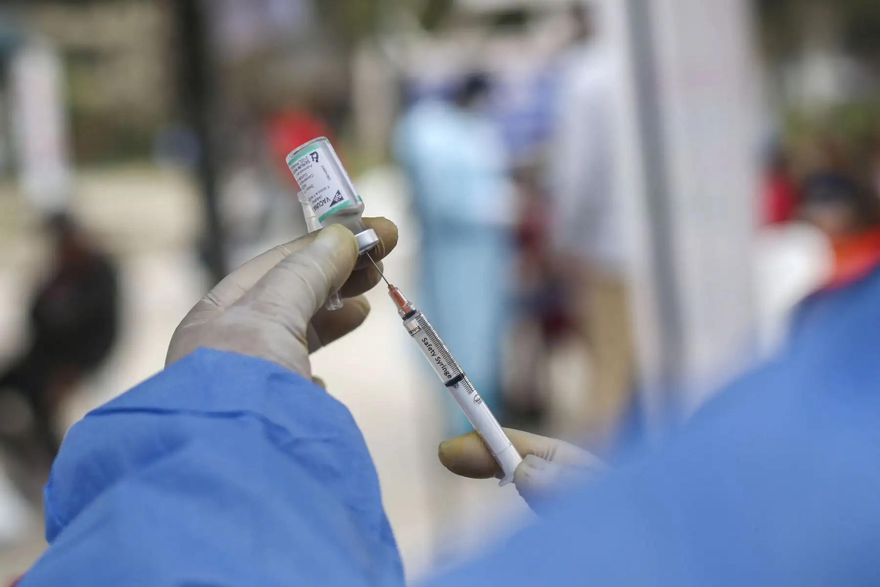 El Ministerio de Salud continua con la campaña de vacunación contra el covid-19 y la influenza en diversos puntos de Lima y Callao. En la imagen, campaña de vacunación  en el Parque Mariategui de Los Olivos.
Foto: ANDINA/Carla Patiño Ramírez