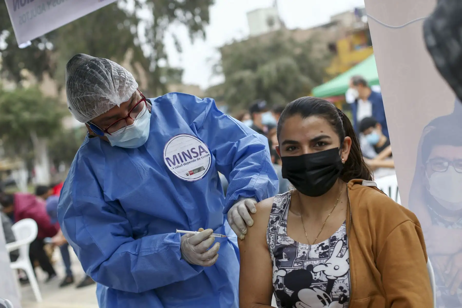 El Ministerio de Salud continua con la campaña de vacunación contra el covid-19 y la influenza en diversos puntos de Lima y Callao. En la imagen, campaña de vacunación  en el Parque Mariategui de Los Olivos.
Foto: ANDINA/Carla Patiño Ramírez