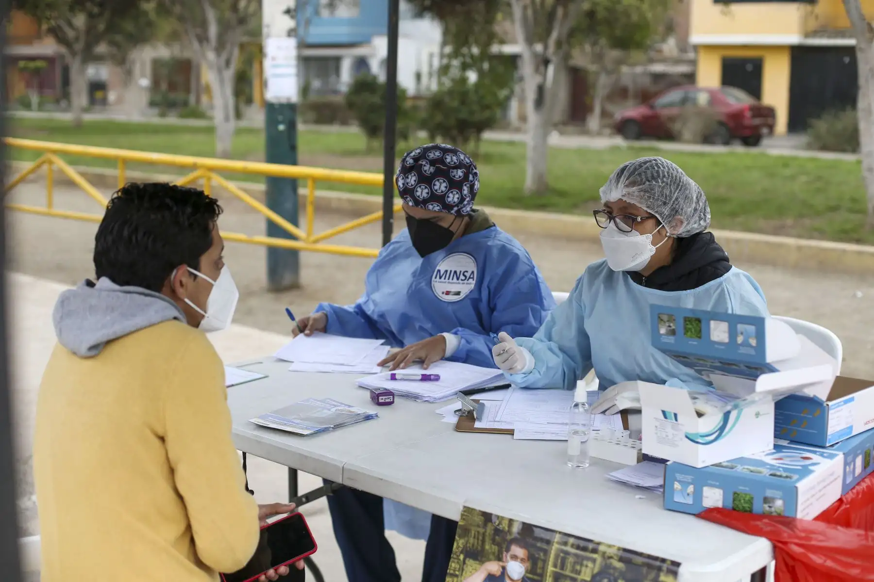 El Ministerio de Salud continua con la campaña de vacunación contra el covid-19 y la influenza en diversos puntos de Lima y Callao. En la imagen, campaña de vacunación  en el Parque Mariategui de Los Olivos.
Foto: ANDINA/Carla Patiño Ramírez