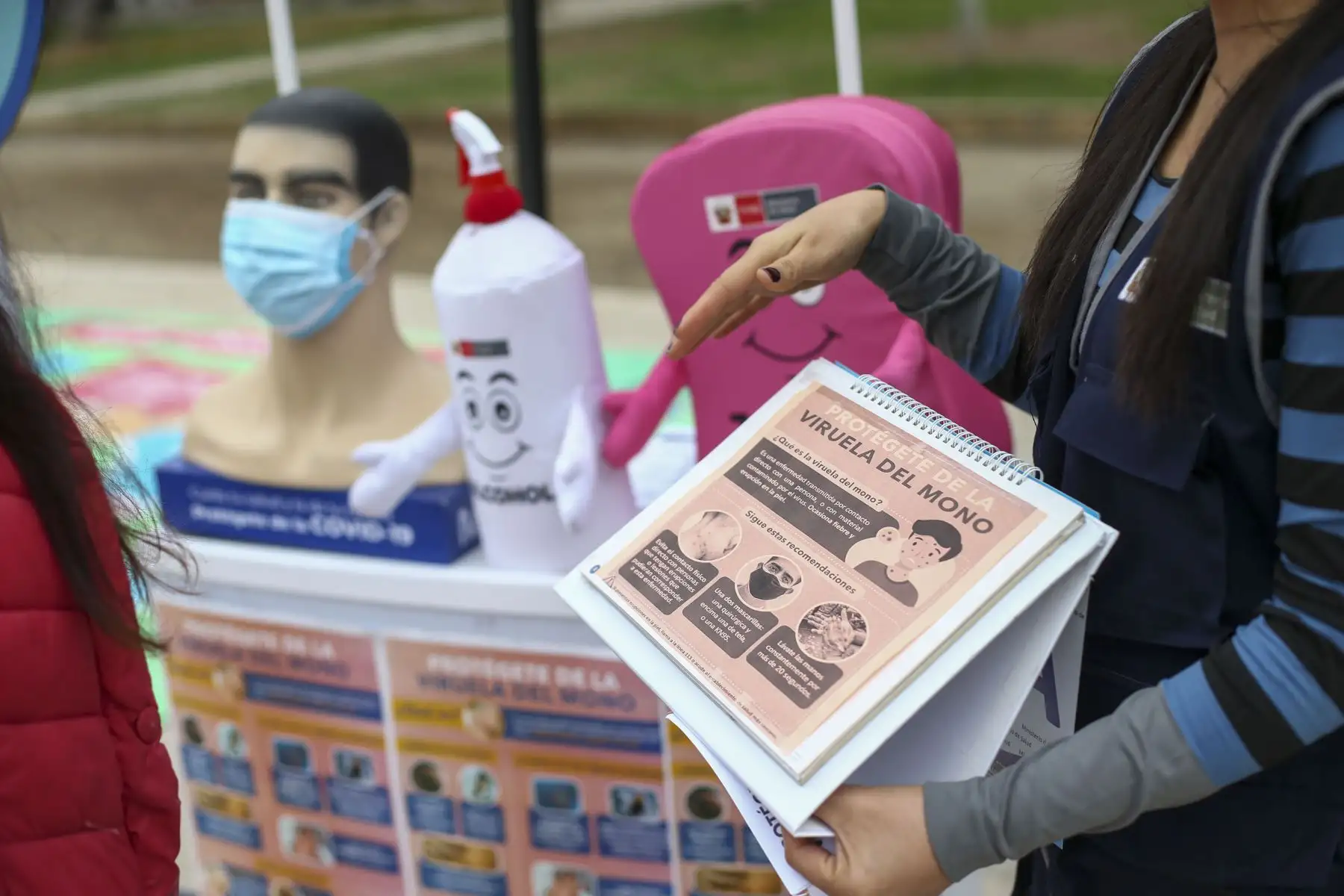 El Ministerio de Salud continua con la campaña de vacunación contra el covid-19 y la influenza en diversos puntos de Lima y Callao. En la imagen, campaña de vacunación  en el Parque Mariategui de Los Olivos.
Foto: ANDINA/Carla Patiño Ramírez