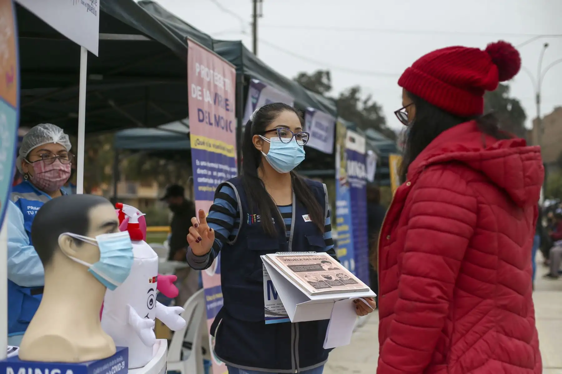 El Ministerio de Salud continua con la campaña de vacunación contra el covid-19 y la influenza en diversos puntos de Lima y Callao. En la imagen, campaña de vacunación  en el Parque Mariategui de Los Olivos.
Foto: ANDINA/Carla Patiño Ramírez