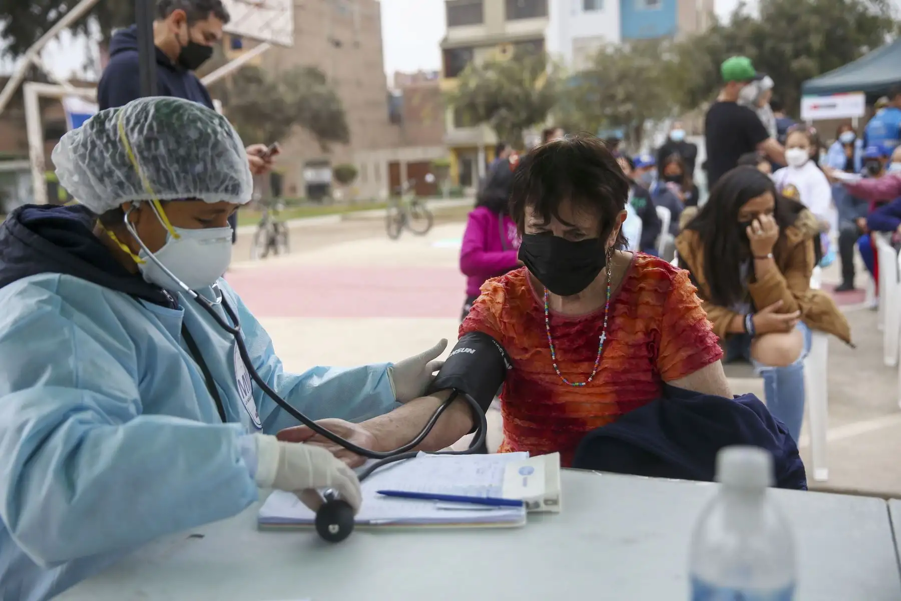 El Ministerio de Salud continua con la campaña de vacunación contra el covid-19 y la influenza en diversos puntos de Lima y Callao. En la imagen, campaña de vacunación  en el Parque Mariategui de Los Olivos.
Foto: ANDINA/Carla Patiño Ramírez