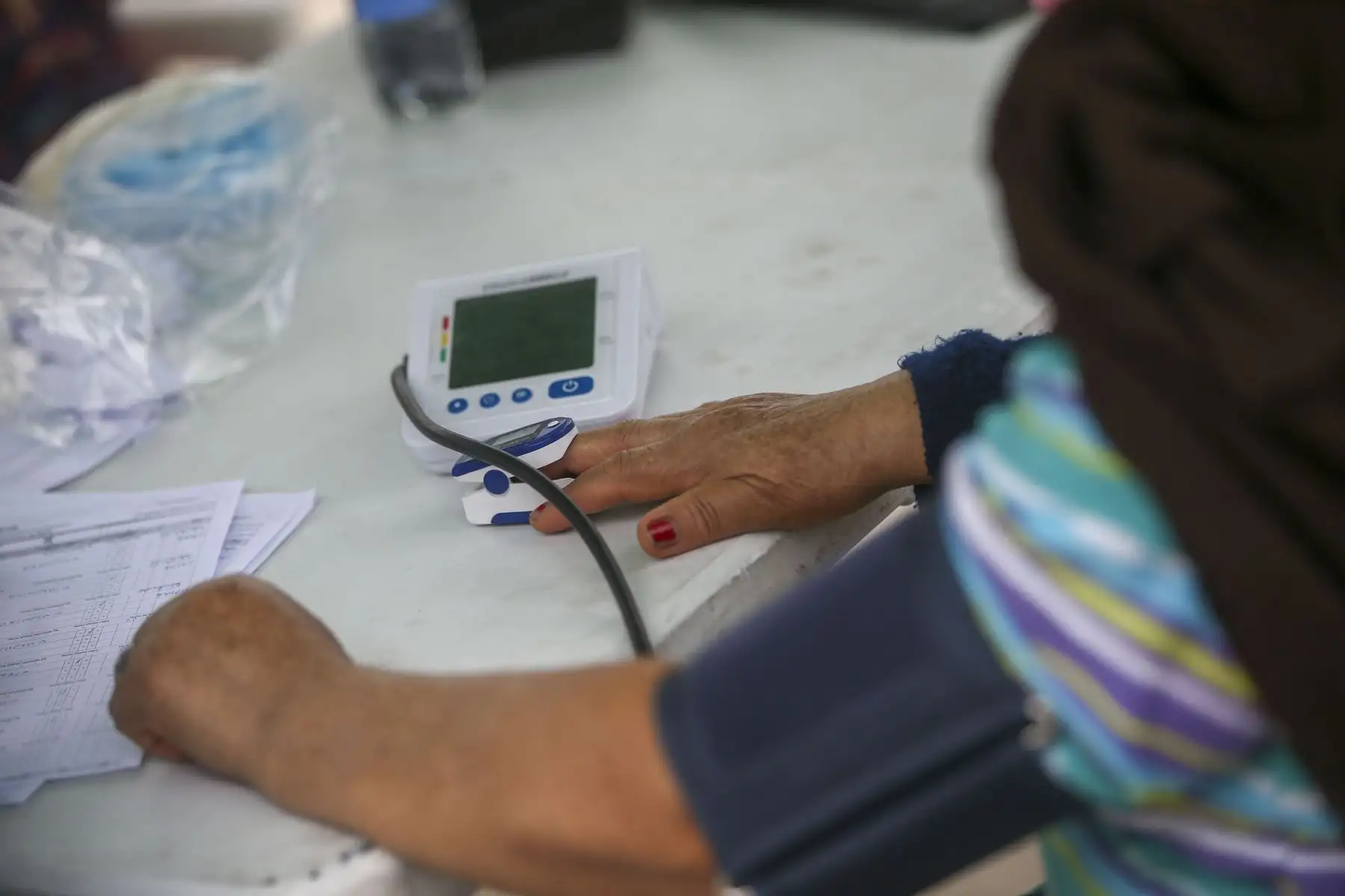 El Ministerio de Salud continua con la campaña de vacunación contra el covid-19 y la influenza en diversos puntos de Lima y Callao. En la imagen, campaña de vacunación  en el Parque Mariategui de Los Olivos.
Foto: ANDINA/Carla Patiño Ramírez