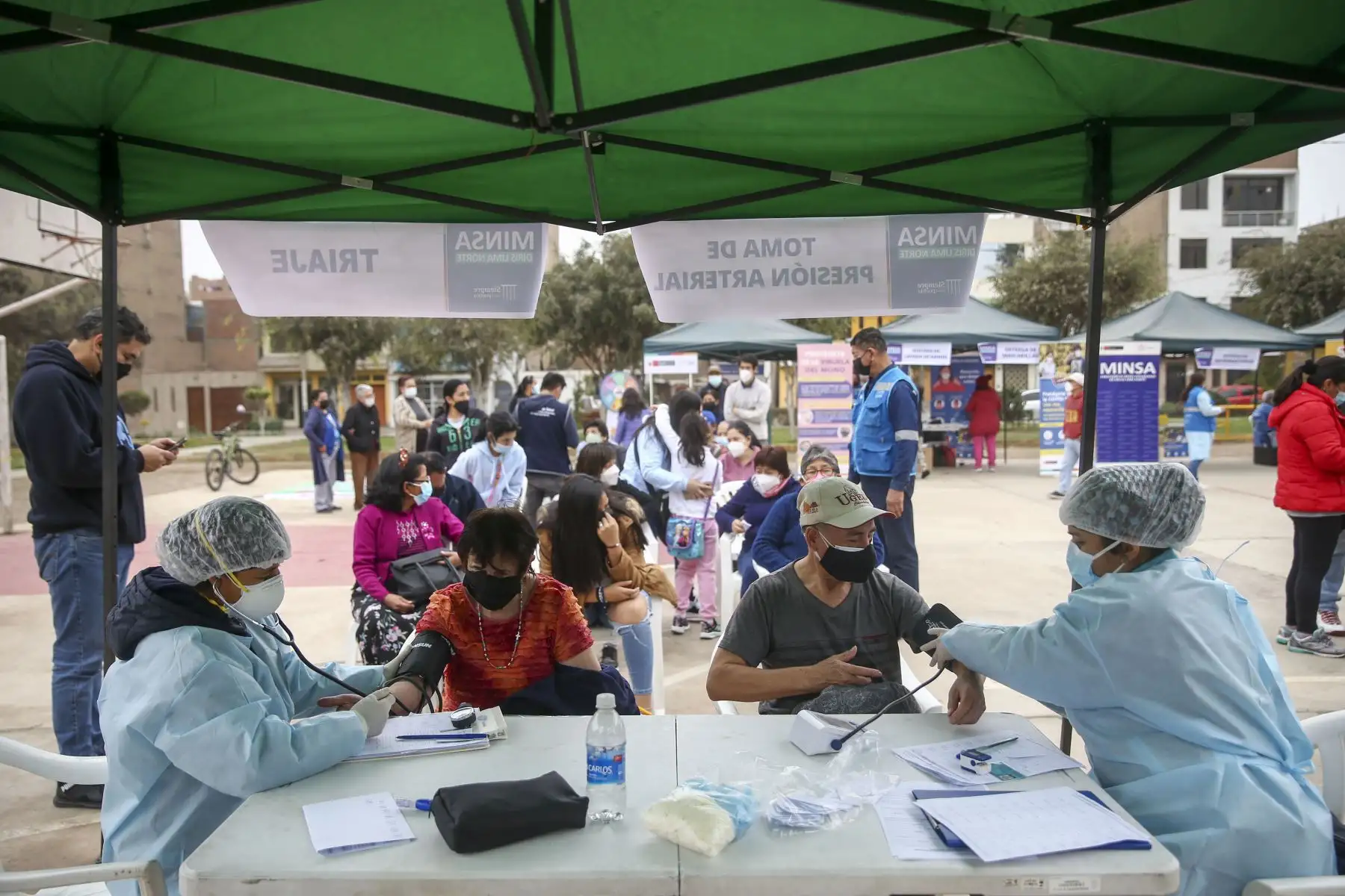 El Ministerio de Salud continua con la campaña de vacunación contra el covid-19 y la influenza en diversos puntos de Lima y Callao. En la imagen, campaña de vacunación  en el Parque Mariategui de Los Olivos.
Foto: ANDINA/Carla Patiño Ramírez