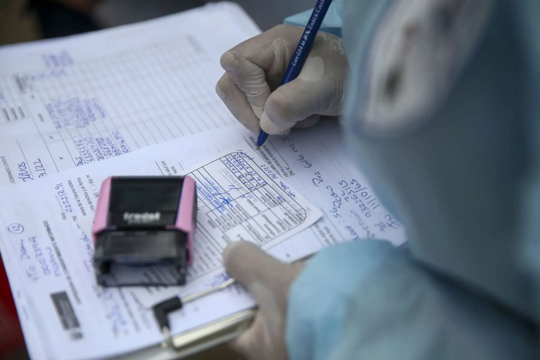 El proceso de vacunación contra el covid-19 no se detiene y continúa protegiendo a la población de Lima Norte. Brigadas del ministerio de Salud recorren la urbanización Virgen del Sol en Los Olivos vacunando la 3era y 4ta dosis contra la covid 19 y neumococo. 
Foto: ANDINA/Carla Patiño Ramírez