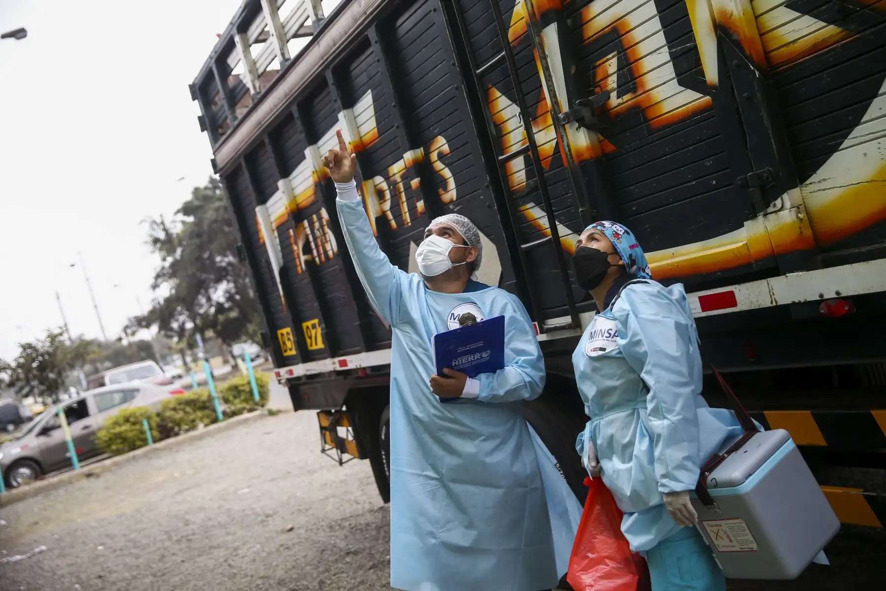 El proceso de vacunación contra el covid-19 no se detiene y continúa protegiendo a la población de Lima Norte. Brigadas del ministerio de Salud recorren la urbanización Virgen del Sol en Los Olivos vacunando la 3era y 4ta dosis contra la covid 19 y neumococo. 
Foto: ANDINA/Carla Patiño Ramírez