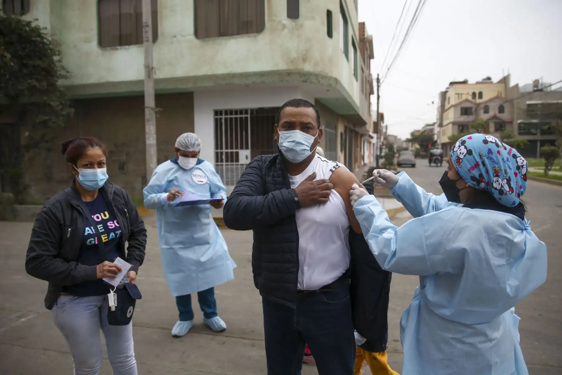 El proceso de vacunación contra el covid-19 no se detiene y continúa protegiendo a la población de Lima Norte. Brigadas del ministerio de Salud recorren la urbanización Virgen del Sol en Los Olivos vacunando la 3era y 4ta dosis contra la covid 19 y neumococo. 
Foto: ANDINA/Carla Patiño Ramírez