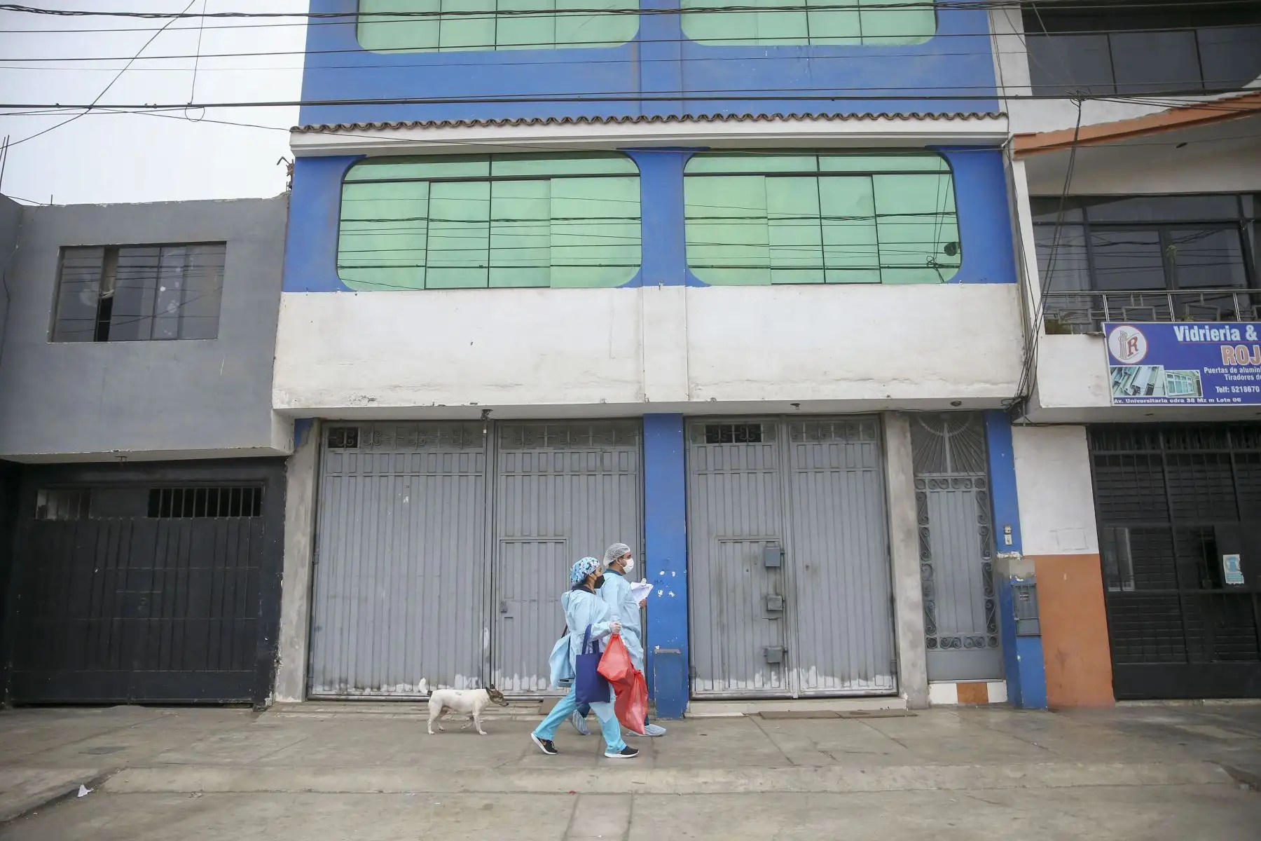El proceso de vacunación contra el covid-19 no se detiene y continúa protegiendo a la población de Lima Norte. Brigadas del ministerio de Salud recorren la urbanización Virgen del Sol en Los Olivos vacunando la 3era y 4ta dosis contra la covid 19 y neumococo. 
Foto: ANDINA/Carla Patiño Ramírez