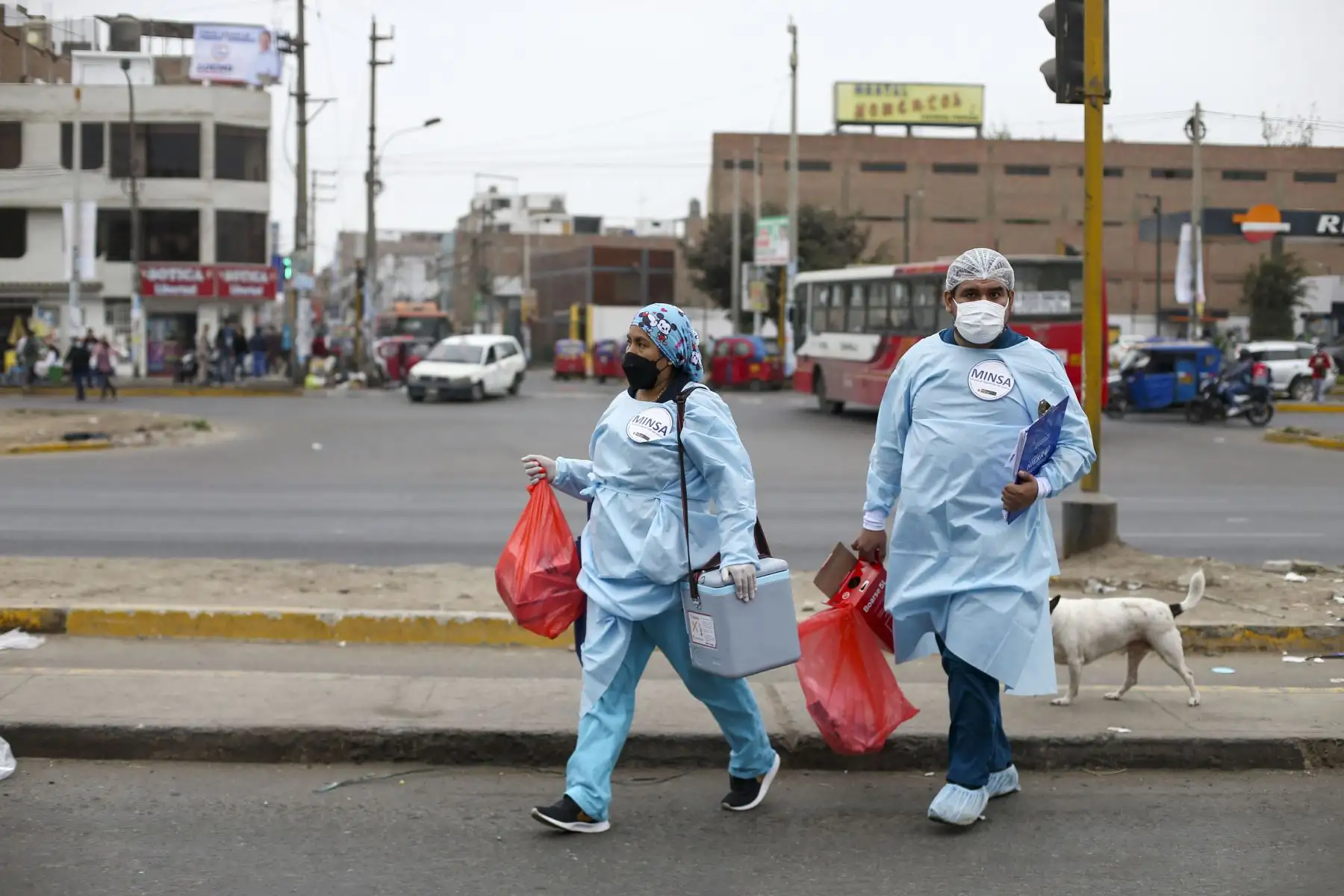 El proceso de vacunación contra el covid-19 no se detiene y continúa protegiendo a la población de Lima Norte. Brigadas del ministerio de Salud recorren la urbanización Virgen del Sol en Los Olivos vacunando la 3era y 4ta dosis contra la covid 19 y neumococo. 
Foto: ANDINA/Carla Patiño Ramírez