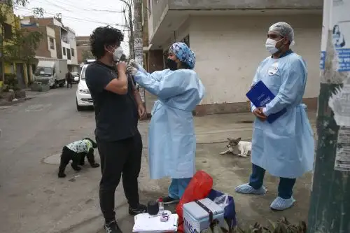 Brigadas del ministerio de Salud recorren la urbanización Virgen del Sol en Los Olivos vacunando la 3era y 4ta dosis contra la covid 19 y neumococo. Foto: ANDINA/Carla Patiño Ramírez