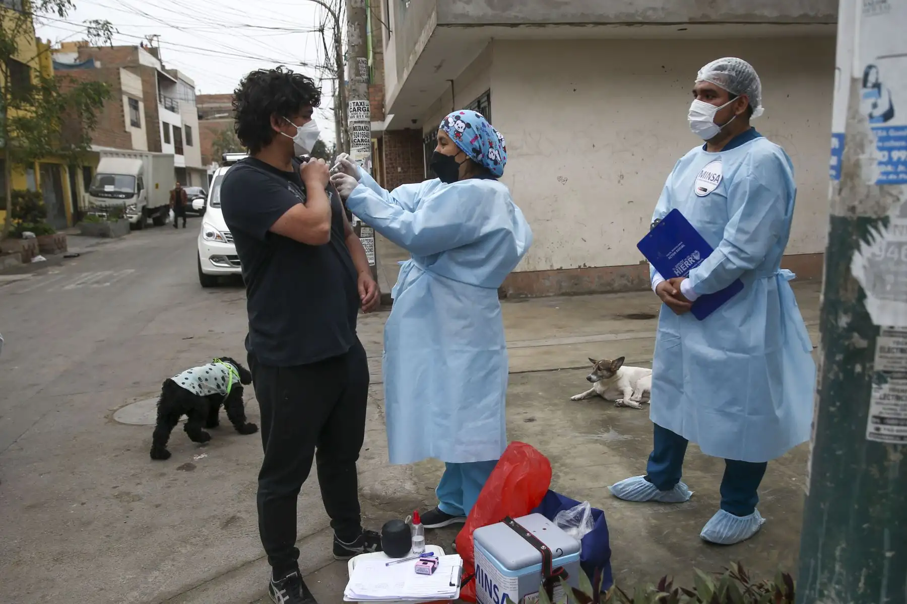 Brigadas del ministerio de Salud recorren la urbanización Virgen del Sol en Los Olivos vacunando la 3era y 4ta dosis contra la covid 19 y neumococo. Foto: ANDINA/Carla Patiño Ramírez