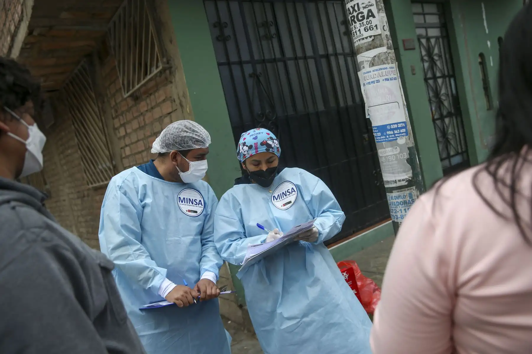 El proceso de vacunación contra el covid-19 no se detiene y continúa protegiendo a la población de Lima Norte. Brigadas del ministerio de Salud recorren la urbanización Virgen del Sol en Los Olivos vacunando la 3era y 4ta dosis contra la covid 19 y neumococo. 
Foto: ANDINA/Carla Patiño Ramírez
