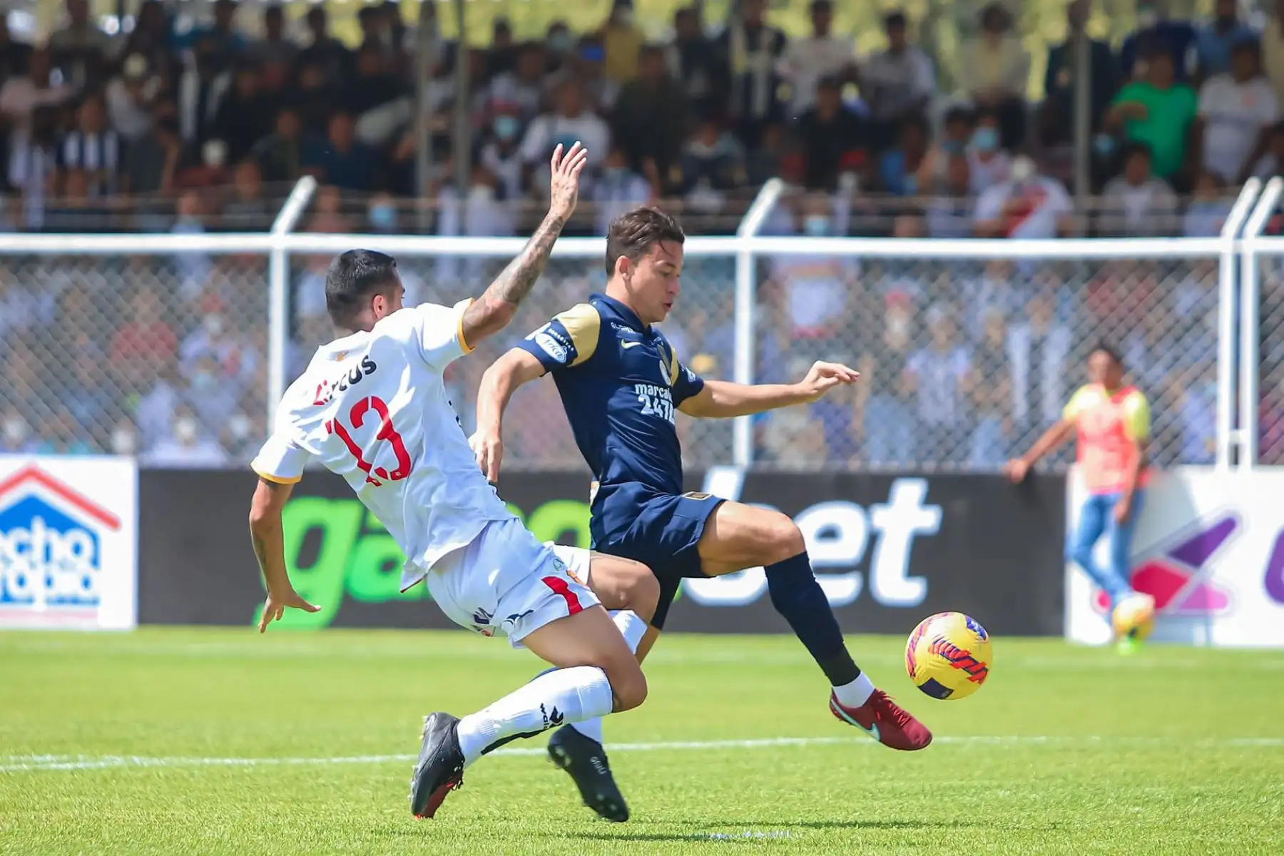 Cristian Benavente, jugador de Alianza Lima anota un gol ante  Atlético Grau por la primera fecha del Torneo Clausura Liga 1 en el Estadio Municipal de Bernal.
Foto: Liga 1