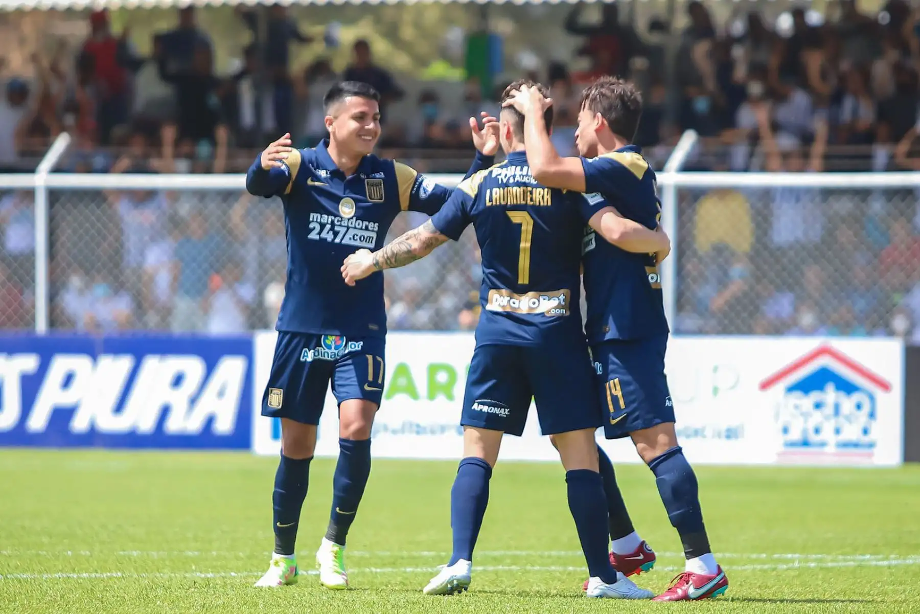Cristian Benavente, jugador de Alianza Lima anota un gol ante  Atlético Grau por la primera fecha del Torneo Clausura Liga 1 en el Estadio Municipal de Bernal.
Foto: Liga 1
