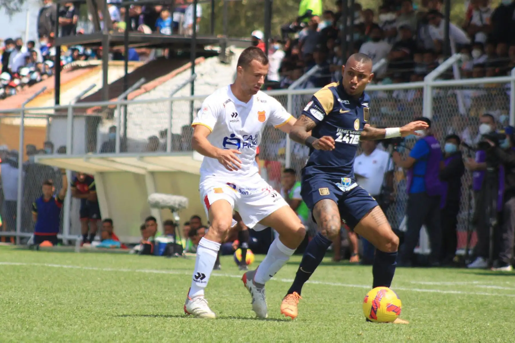Arley Rodríguez, jugador de Alianza Lima disputa el balón ante el jugador de Atlético Grau por la primera fecha del Torneo Clausura Liga 1 en el Estadio Municipal de Bernal.
Foto: Liga 1