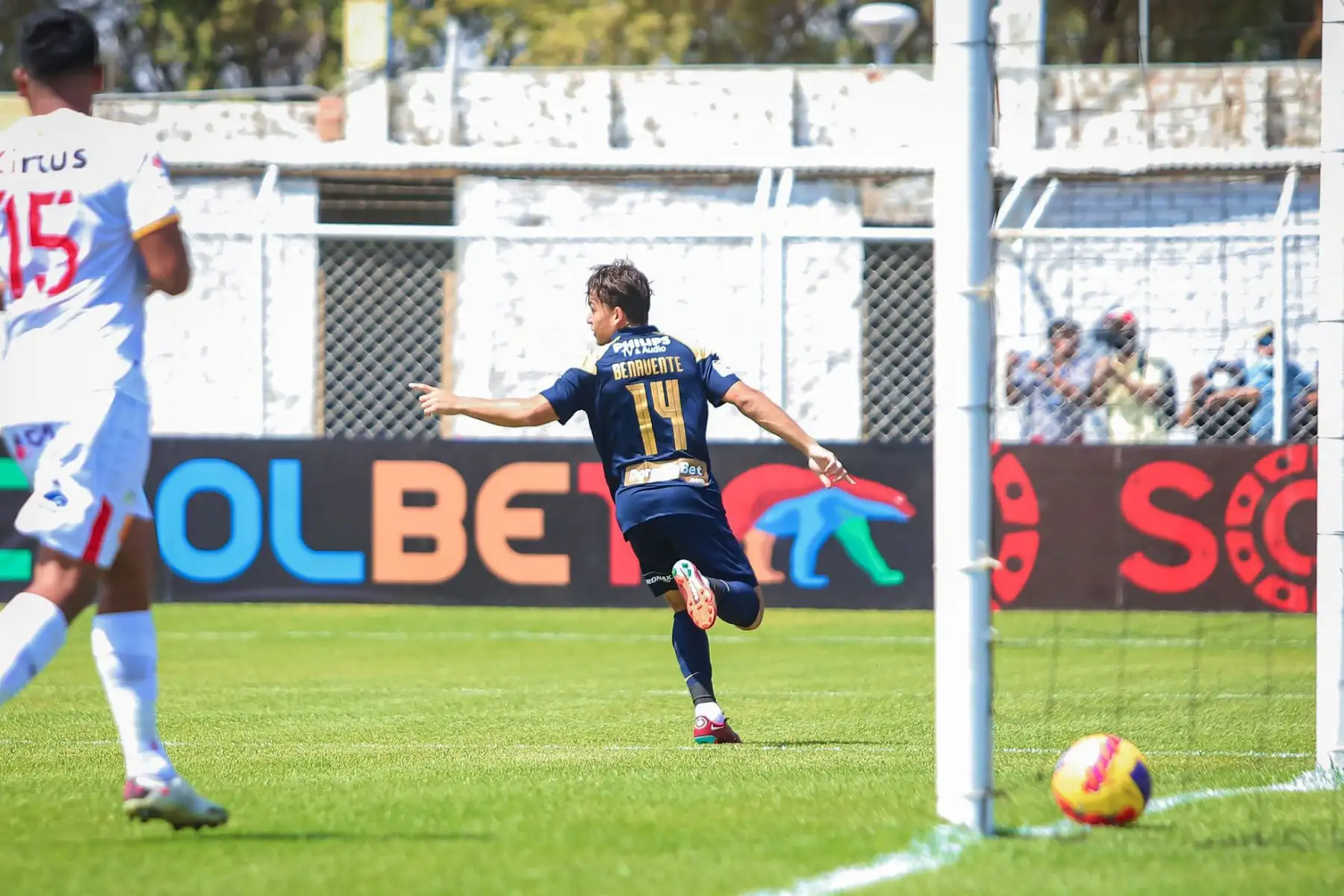 Cristian Benavente, jugador de Alianza Lima celebra su gol ante  Atlético Grau por la primera fecha del Torneo Clausura Liga 1 en el Estadio Municipal de Bernal.
Foto: Liga 1