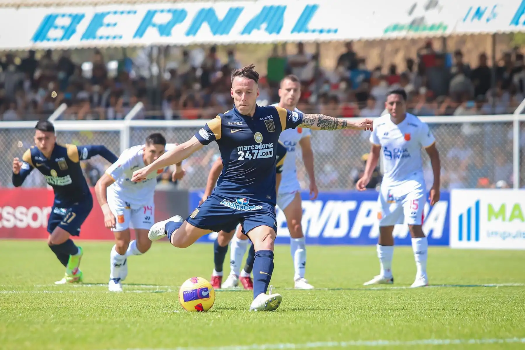 Pablo Lavandeira, jugador de Alianza Lima anota un gol ante  Atlético Grau por la primera fecha del Torneo Clausura Liga 1 en el Estadio Municipal de Bernal.
Foto: Alianza Lima