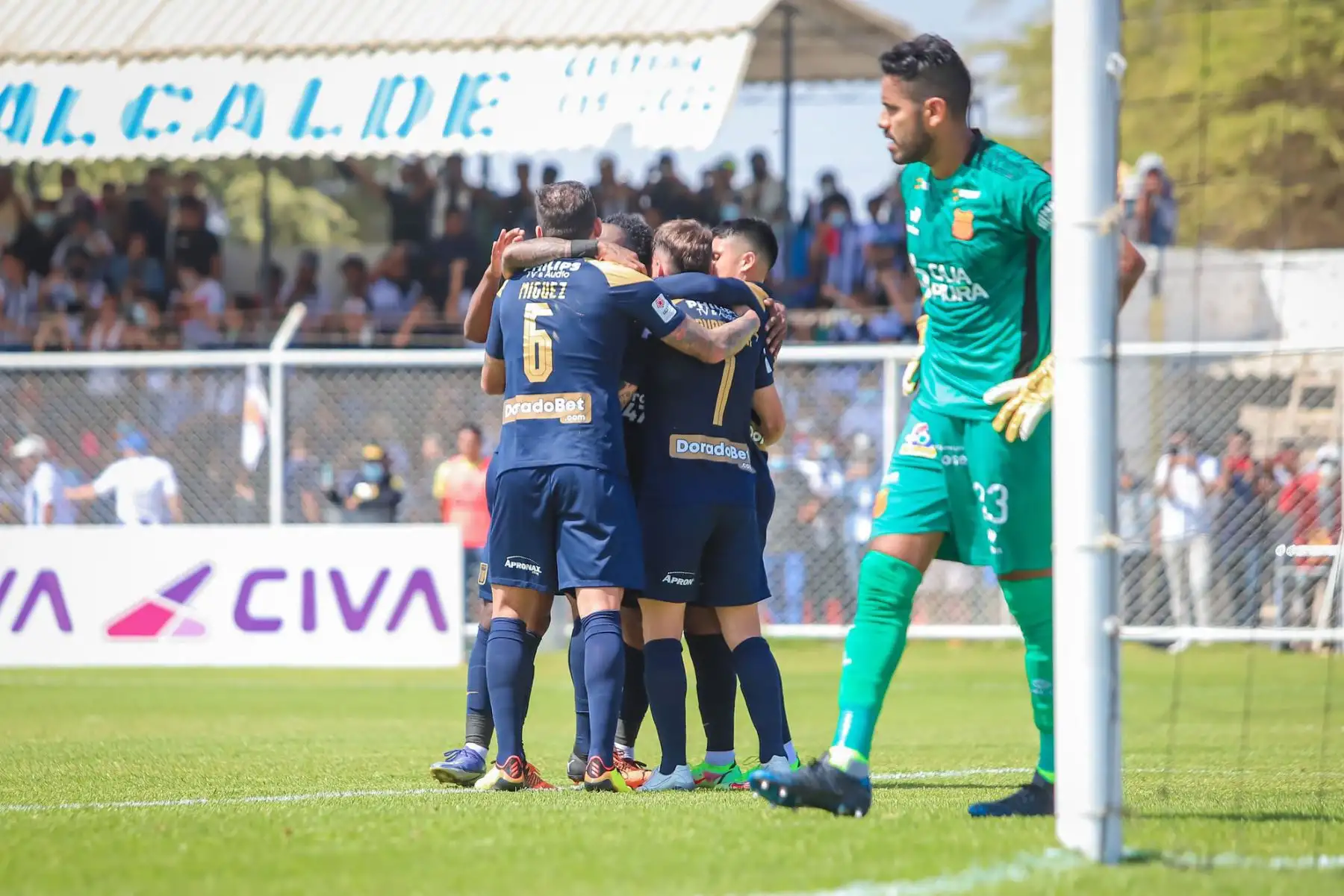 Pablo Lavandeira, jugador de Alianza Lima celebra su gol ante  Atlético Grau por la primera fecha del Torneo Clausura Liga 1 en el Estadio Municipal de Bernal.
Foto: Alianza Lima