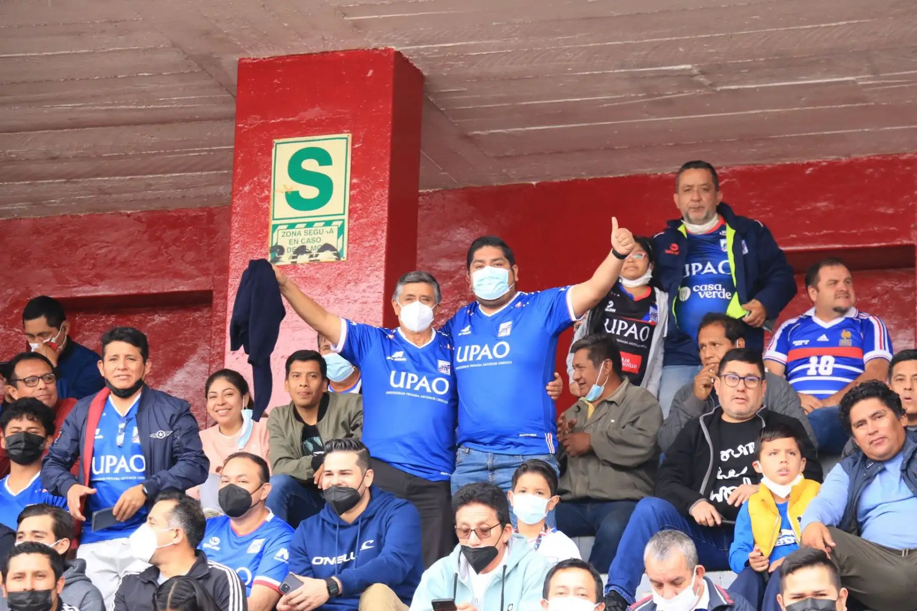 Hinchas del club  Mannucci alientan a su equipo por la primera fecha del Torneo Clausura Liga 1 en el Estadio Mansiche de Trujillo.
Foto: Liga 1