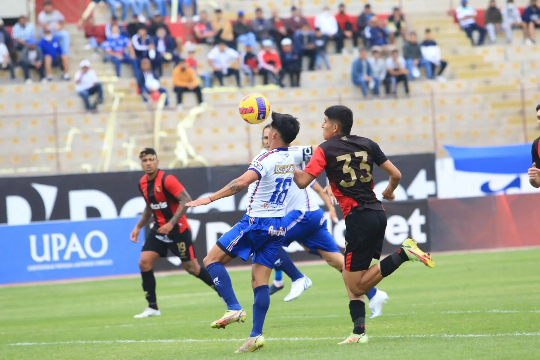 El jugador Lazo del  club Melgar se enfrenta ante el jugador del Club Mannucci  por la primera fecha del Torneo Clausura Liga 1 en el Estadio Mansiche de Trujillo.
Foto: Liga 1