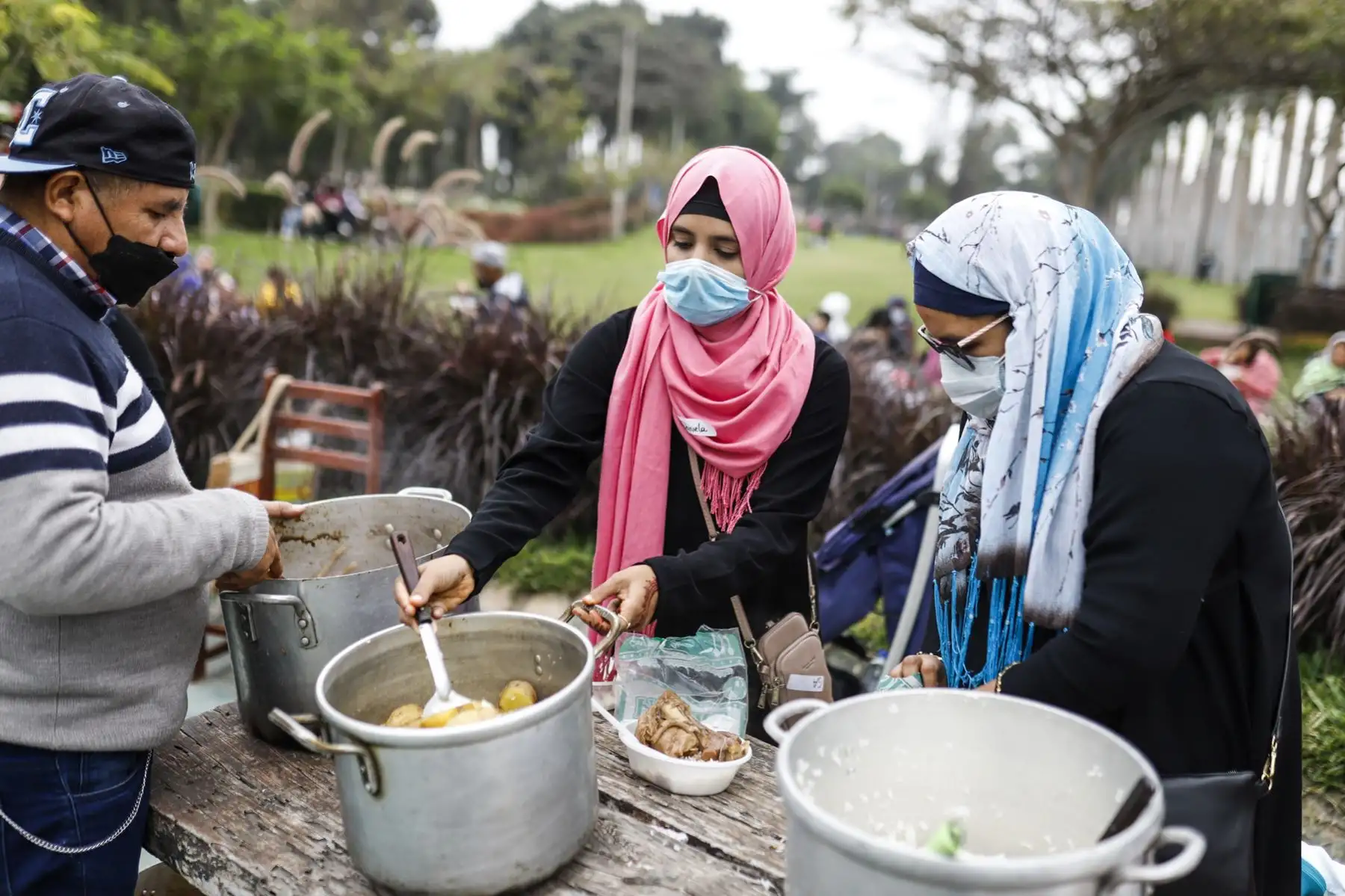 Integrantes de la Asociación Islam Perú celebraron esta tarde la festividad Eid al Adha, en el Parque de los Anillos, en Ate. Foto: ANDINA/Renato Pajuelo