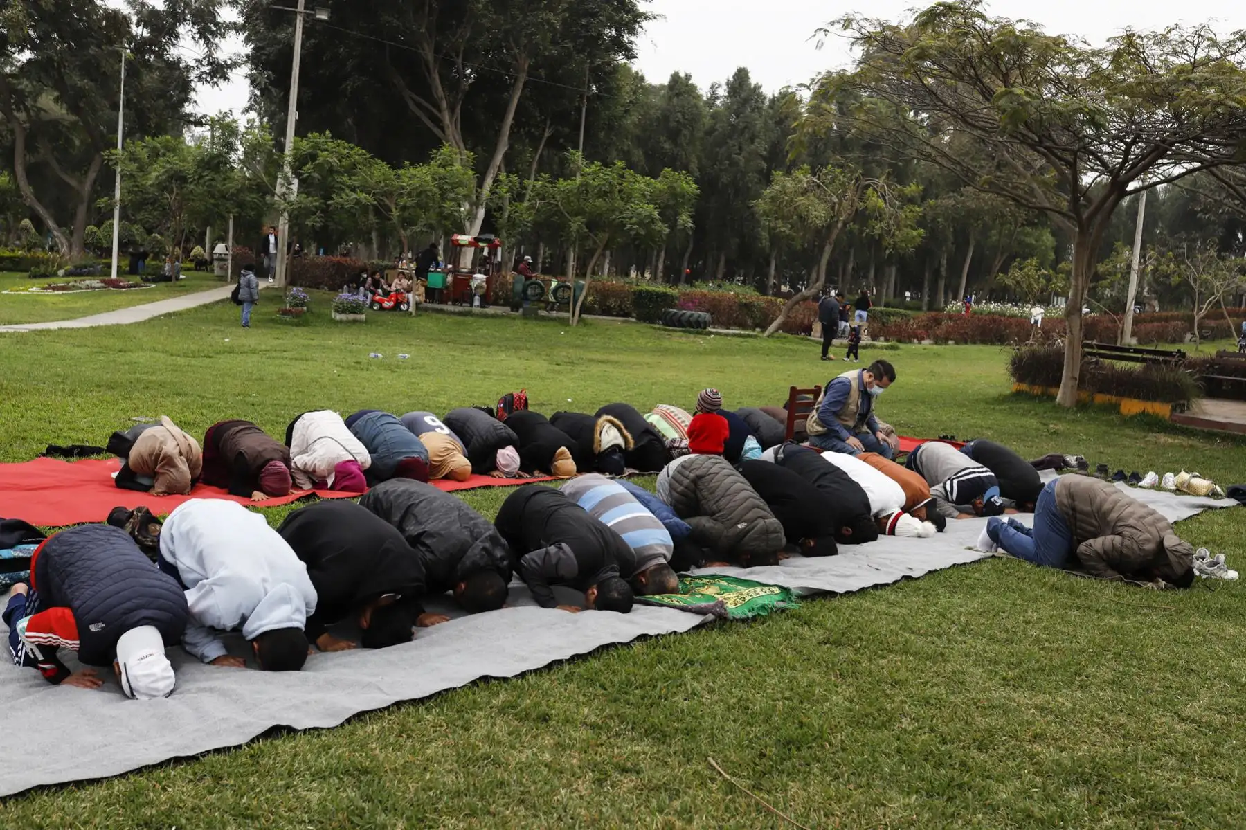 Integrantes de la Asociación Islam Perú celebraron esta tarde la festividad Eid al Adha, en el Parque de los Anillos, en Ate. Foto: ANDINA/Renato Pajuelo