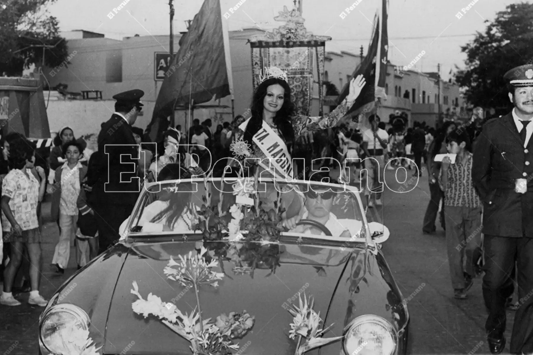 Lima - 1 julio 1972 / Deslumbrante luce la Reina de Magdalena, Elvira Steinbach. Fue durante el desfile de carros alegóricos conmemorando el primer centenario de Magdalena del Mar. Foto: Archivo Histórico de El Peruano
