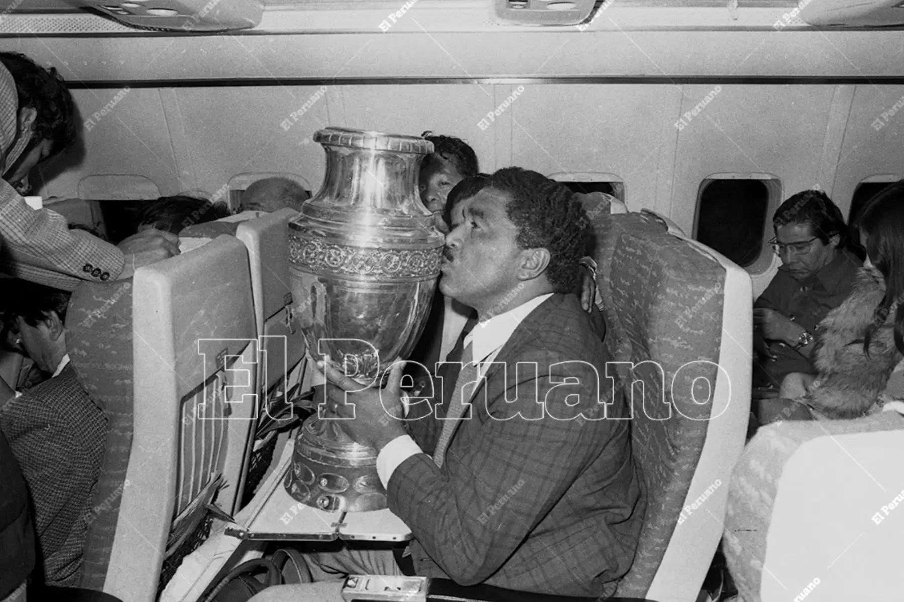 Lima - 30 octubre 1975 / El entrenador Marcos Calderón besa la Copa América a bordo del avión British Airways que  trajo a la selección peruana de fútbol. Perú se coronó campéon sudamericano al vencer a Colombia por 1-0 en Caracas. Foto: Archivo Histórico de El Peruano / Raúl Sagástegui