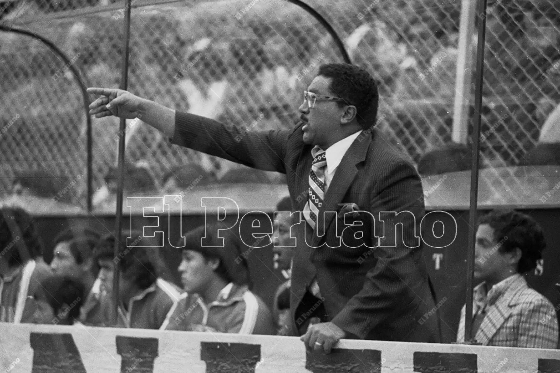 Lima - 20 agosto 1975 / El entrenador Marcos Calderón da indicaciones a sus dirigidos durante el encuentro entre Perú y Chile. Los peruanos vencieron 3-1 y clasificaron a las semifinales de la Copa América. Foto: Archivo Histórico de El Peruano
