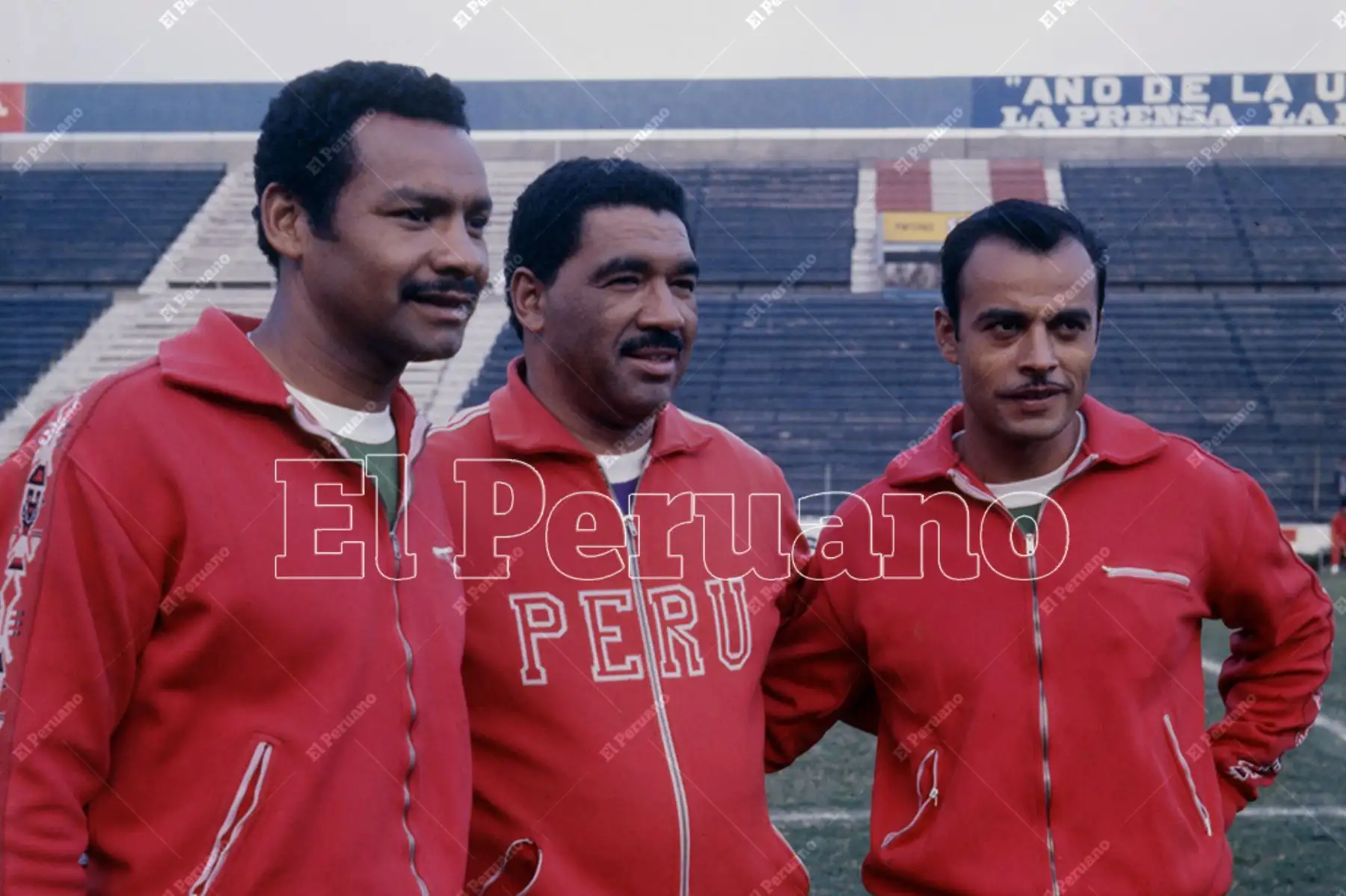 Lima - 12 octubre 1977 / Marcos Calderón con integrantes del comando técnico de la selección peruana de fútbol. Foto: Archivo Histórico de El Peruano