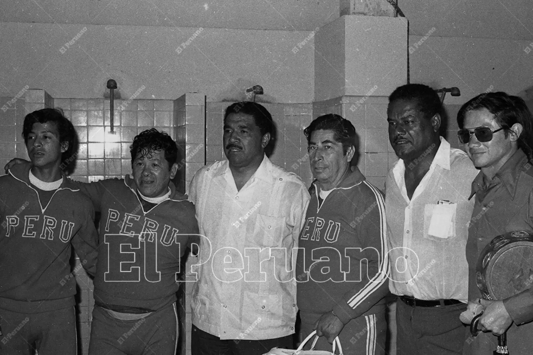 Caracas, Venezuela - 28 octubre 1975 / Marcos Calderón junto a su comando técnico y auxiliares con los que la selección peruana de fútbol ganó por segunda vez la Copa América al derrotar en la final 1-0 a Colombia. Foto: Archivo Histórico de El Peruano / Raúl Sagástegui