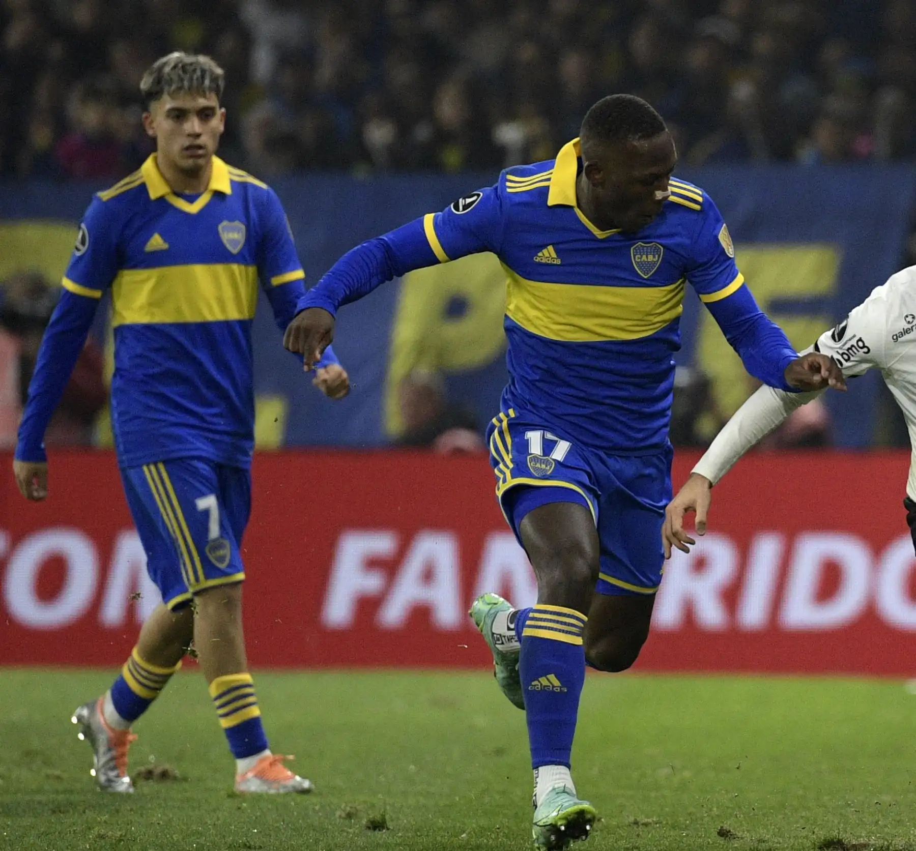 Luis Advíncula juega en el Boca Juniors