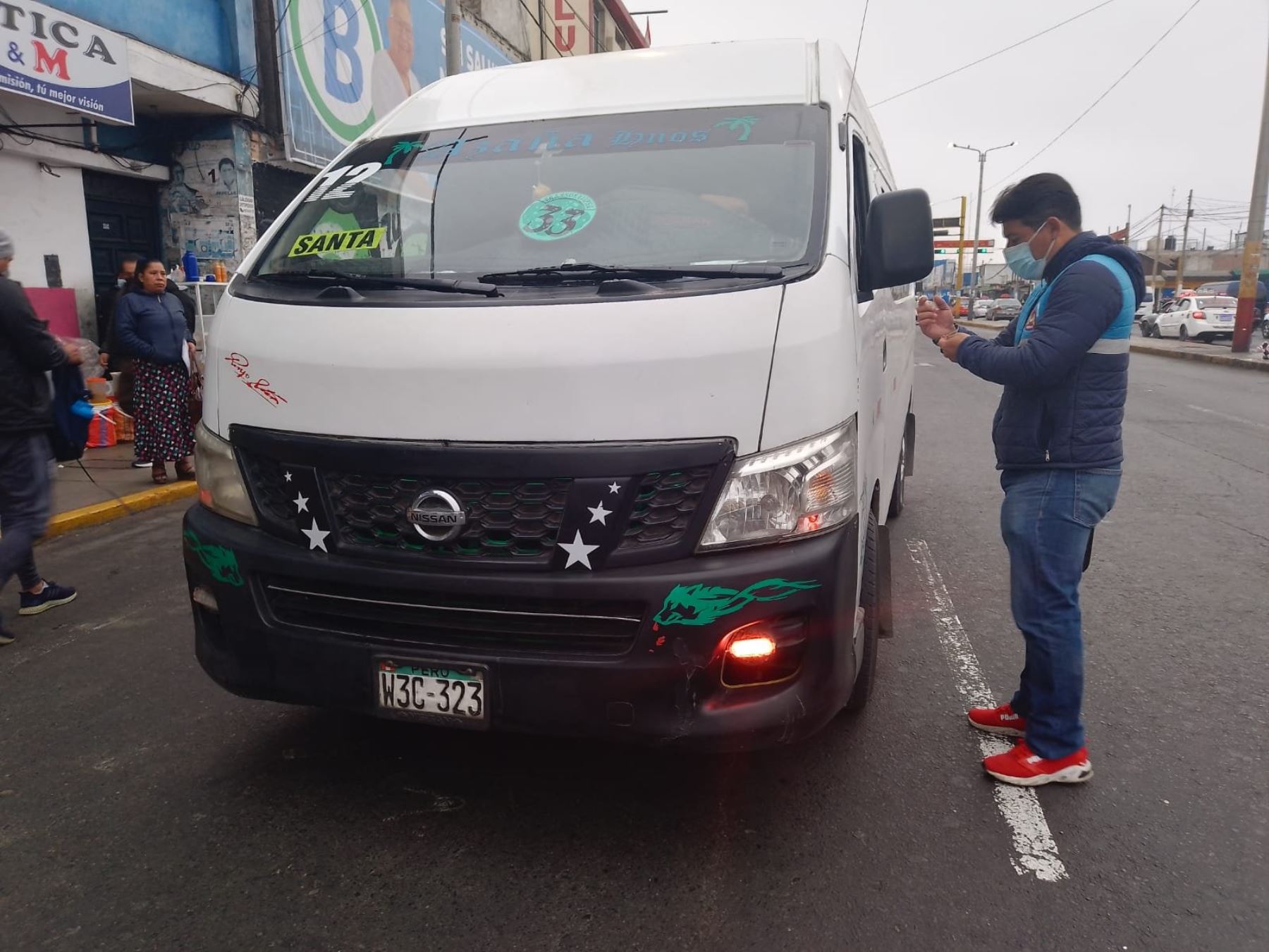 Inspectores de la municipalidad del Santa verifican el uso de mascarilla en conductores de transporte público de la ciudad de Chimbote. ANDINA/Difusión