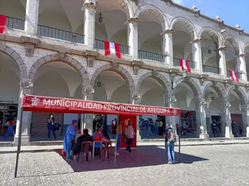 Arequipa impulsa vacunación contra el covid-19 e implementa módulo en la plaza de Armas para aplicar vacunas a las personas  que faltan completar su esquema. ANDINA/Difusión