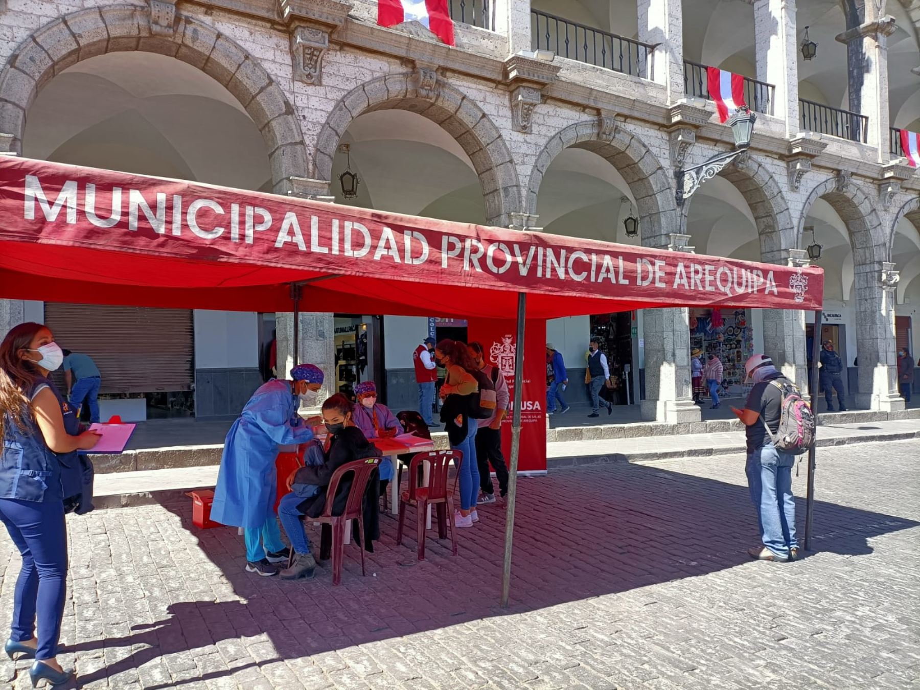 Debido al incremento de contagios de covid-19, la Geresa Arequipa pidió a la población acudir a los centros de vacunación. ANDINA/Difusión